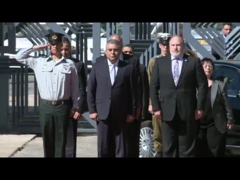 قائد الحرس الإسرائيلي يوجه التحية العسكرية لسفير مصر حازم خيرت