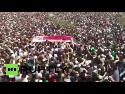 شاهد حشود ضخمة تشيع جنازة قدري قاتل حاكم إقليم بنجاب