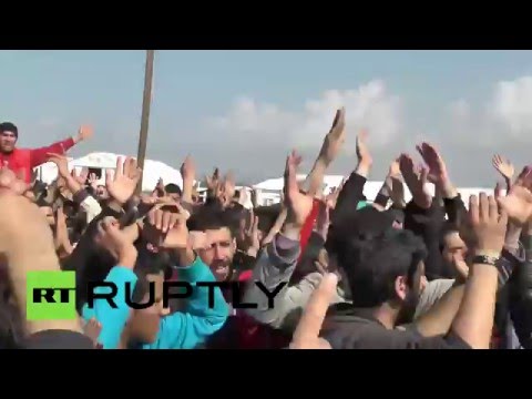 اللاجئون العالقون في إيدومني يطالبون مقدونيا بفتح حدودها