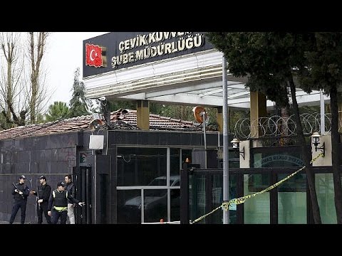 فيديو مقتل شرطييْن تركييْن وإصابة العشرات جنوب شرق البلاد