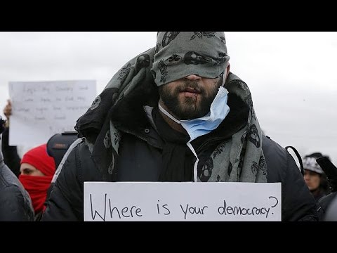 شاهد مهاجرون إيرانيون يخيّطون شفاههم