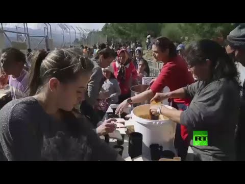 متطوعون يوزعون الطعام على اللاجئين في جزيرة ساموس اليونانية