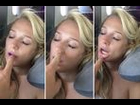 رجل يجعل زوجته أضحوكة على متن طائرة