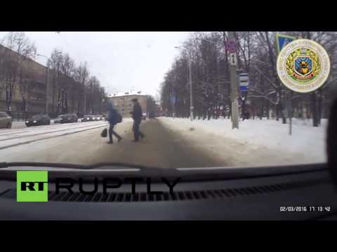 سيارة تصدم ضابط شرطة وصبيا في بيلاروسية