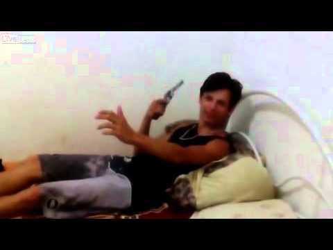 بالفيديو شاب يطلق النار على رأسه أثناء لهوه في مسدس