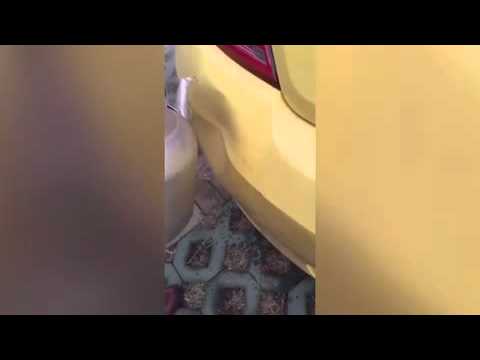 بالفيديو لقطات مذهلة لرجل يصلح صدمات سيارته