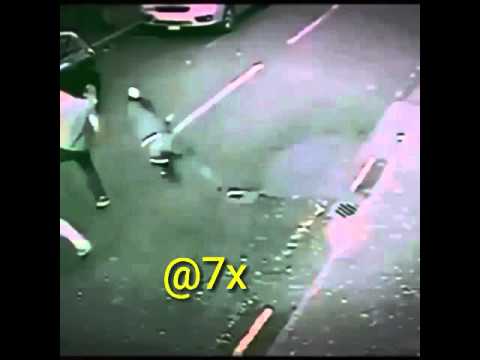 بالفيديو موقف محرج لشاب في مشاجرة