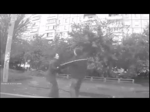 بالفيديو فتاة تضرب رجلا بسبب الاعتداء على زوجته