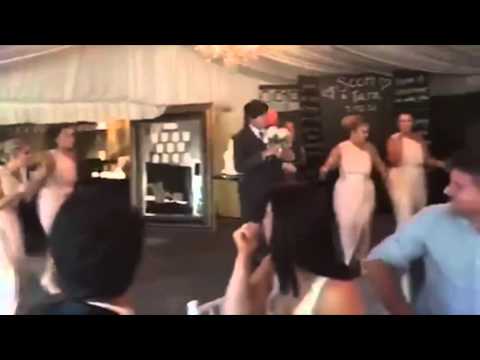 شاهد صديق عريس متحمس يتسبب في سقوط كعكة حفل زفاف