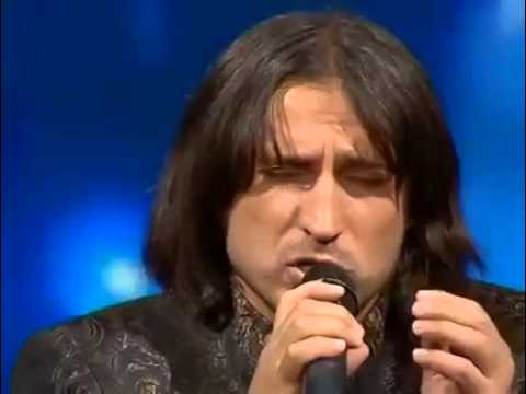 متسابق يبكي لجنة تحكيم برنامج مواهب بصوته