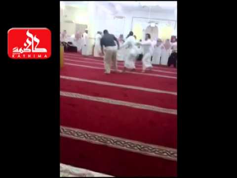 فيديو  مشاجرة في احد المساجد وضرب شخص
