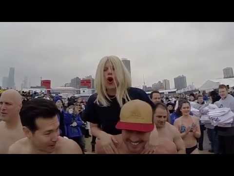 ليدي غاغا وخطيبها يتحديان المياه الباردة