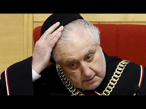 شاهد تَصادُم بين المحكمة الدستورية والحكومة المحافِظة في بولندا