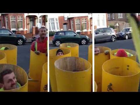 عمال في موقع بناء محاكاة لعبة «whackamole»