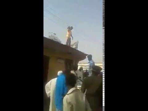 بالفيديو شاب يحاول الانتحار ويتسبب في سقوط رجل أمن