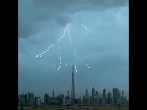 مشهد رائع للبرق بالقرب من “برج خليفة”