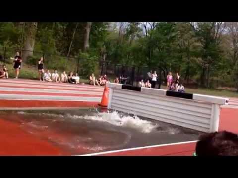 سقطة مؤلمة ومحرجة لمتسابقة أثناء قفزها على الحواجز