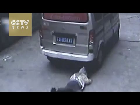 ميكروباص يدهس طفل مرتين دون اصابته