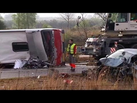 شاهد مقتل 13 طالبًا في تحطم حافلة شمال إسبانيا
