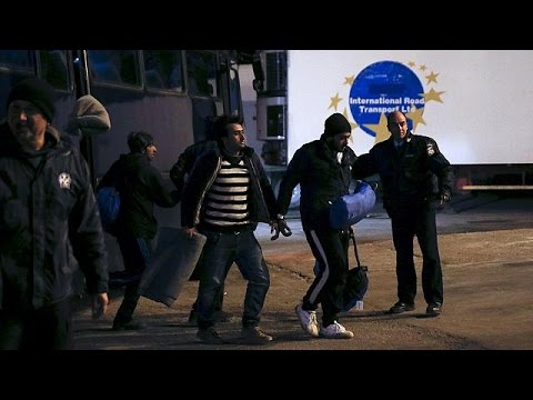 اليونان تشرع في ترحيل مهاجرين غير نظاميين