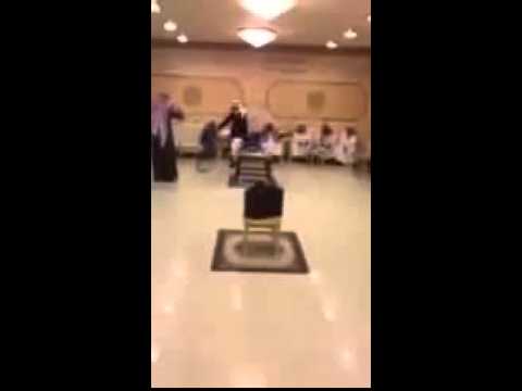 عريس سعودي يدخل قاعة الفرح بالعجلة