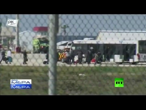 لحظة الإفراج عن ركاب الطائرة المصرية المختطفة في مطار لارنكا