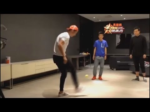 شاهد كريستيانو رونالدو يستعرض مهاراته بكرة التنس