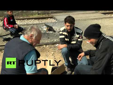 لاجئ عراقي ينجو من مسلحين ليعلق على الحدود اليونانية