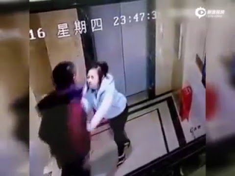 شاهد ماذا حدث لرجل «سكران» تعصب على باب «أسانسير