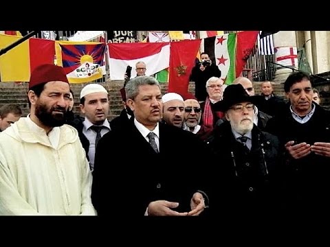 مسلمون و يهود يُصَلُّون و يقفون دقيقة صمت في ساحة البورصة في بروكسل