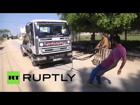 لاجئ يبهر الفلسطينيين بمهارته الخارقة