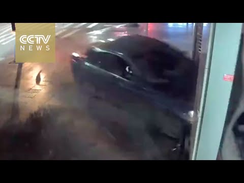 “سكران” يقتحم بنك صينى دون قصد