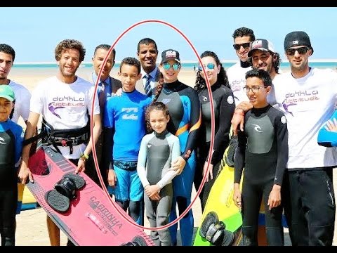 بالفيديو  الأسرة الملكية المغربية على شاطئ مدينة الداخلة
