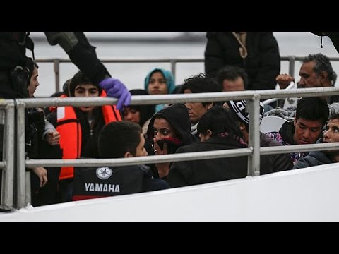 اليونان تعيد أول دفعة من المهاجرين إلى تركيا