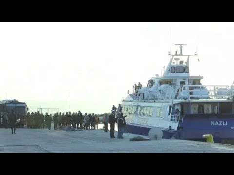 إعادة أول دفعة من اللاجئين تغادر اليونان بإتجاه تركيا