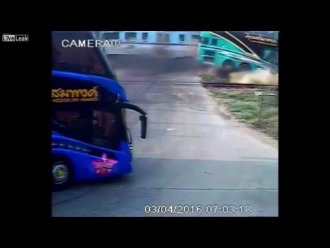 بالفيديو لحظة إصطدام قطار بأتوبيس أثناء عبوره مزلقان