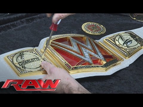 لحظة تغيير حزام “wwe” باسم المصارعة شارلوت