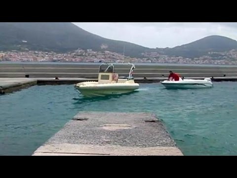 شاهد اليونان تبعد مجموعة جديدة من المهاجرين