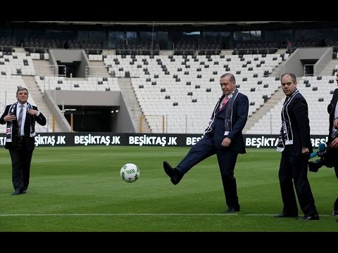 بالفيديو أردوغان يستعرض مهاراته الكروية مع داود أوغلو