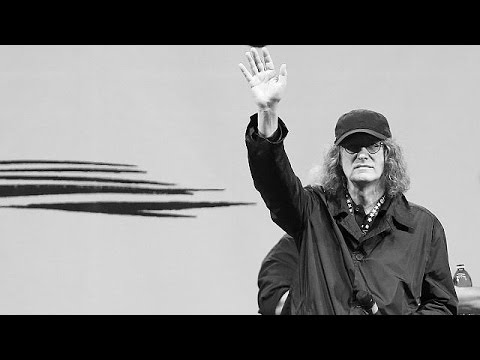 شاهد وفاة روبيرتو كازاليدجيو المؤسس الثاني لحركة 5نجوم