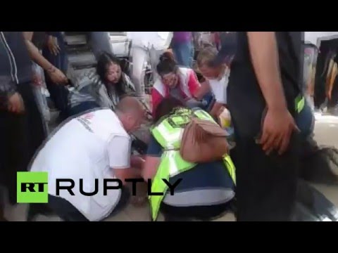 شاهد سيارة شرطة يونانية تدهس لاجئًا