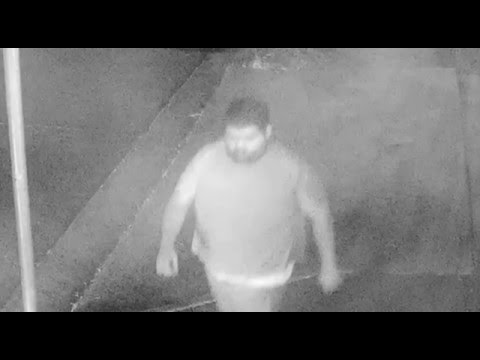 لحظة مهاجمة لص مقنع لعامل وطعنه بسكين