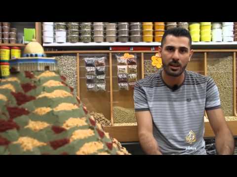 شاهد عطار يضع مجسم قبة الصخرة على هرم صغير من الزعتر