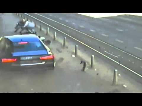 فيديو كيف أنقذ أب طفله من حادثة خطيرة