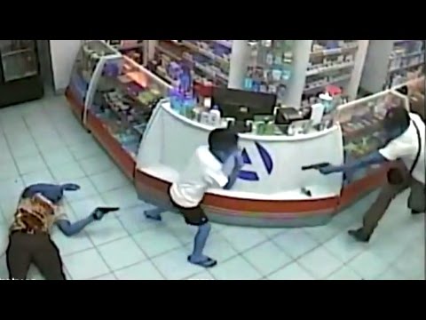 شاهد لصوص يقتلون شرطي ويتجنبون إصابة طفل