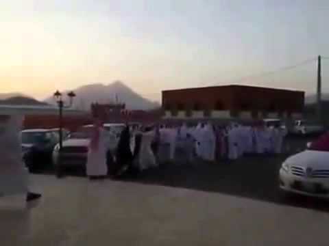 شاهد عريس سعودي يعتدي بالضرب على أحد المدعوين