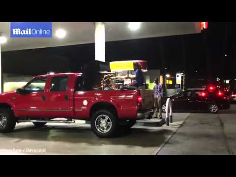 شاهد رجل يعزف في محطة بنزين للمغني الأميركي الراحل «برنس»