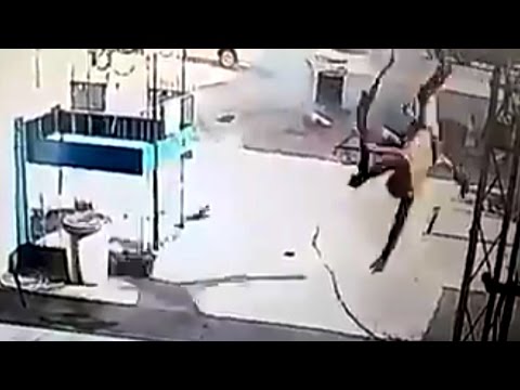 شاهد لحظة انفجار خزان وقود محطة بنزين في وجه عامل بناء برازيلي