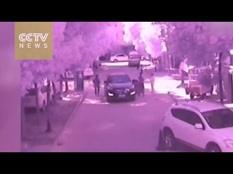 بالفيديو لقطات مروعة لسيارة تدهس طفلا