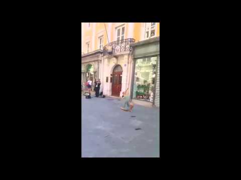 شاهد فتاة عربية تذهل المارة برقصة ساحرة